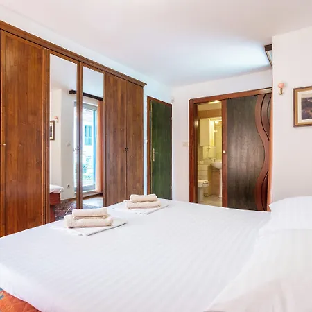 House Sleeps 8 With Balcony * Split