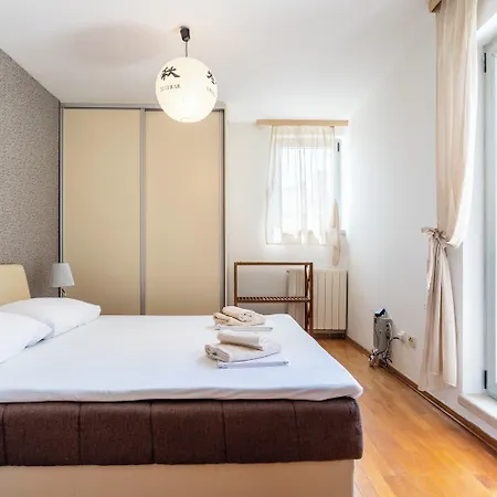 Vila House Sleeps 8 With Balcony Split