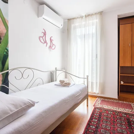 House Sleeps 8 With Balcony * Split