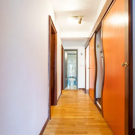 House Sleeps 8 With Balcony Vila