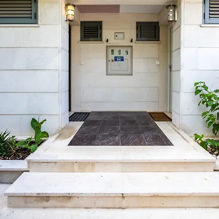 House Sleeps 8 With Balcony Vila Split