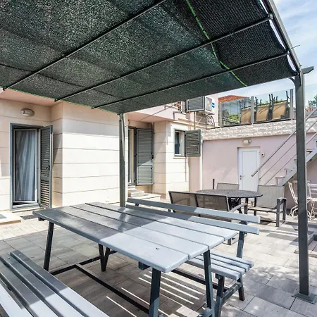 Vila House Sleeps 8 With Balcony Split