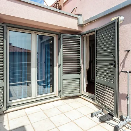 House Sleeps 8 With Balcony * Split