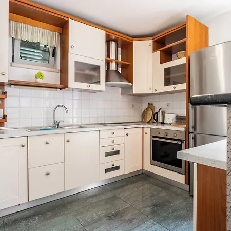 House Sleeps 8 With Balcony Split