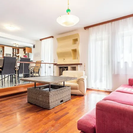 House Sleeps 8 With Balcony Vila Split