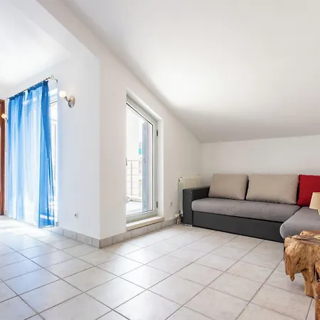 Vila House Sleeps 8 With Balcony